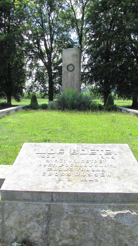 Pietní místo obětí masakru u Choustníkova Hradiště v únoru 1945.