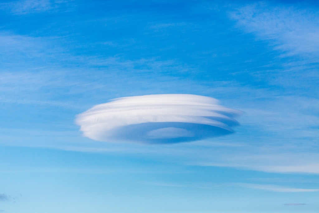 Mrak lenticularis byl pozorován i nad slovenskými Malackami. Právě tento typ mraku je v hlášeních často chybně označován jako UFO. Zdroj foto:   Alan Jamieson from Aberdeen, Scotland, CC BY 2.0 , via Wikimedia Commons