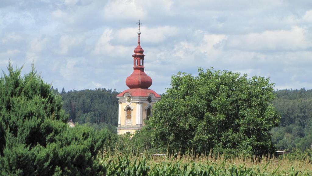 Na dohled pietního místa je věž kostela v Choustníkově Hradišti. 