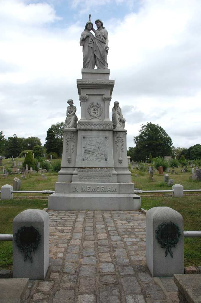 Památník obětem katastrofy. Zdroj foto: Thomas Altfather Good, CC BY-SA 4.0 , via Wikimedia Commons