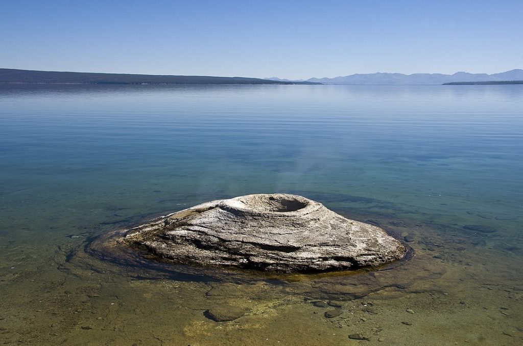 Zvuky se nejčastěji ozývají v okolí Yellowstonského jezera (na obrázku) a Šošonského jezera. Foto: Acroterion / Creative Commons / CC BY-SA 3.0