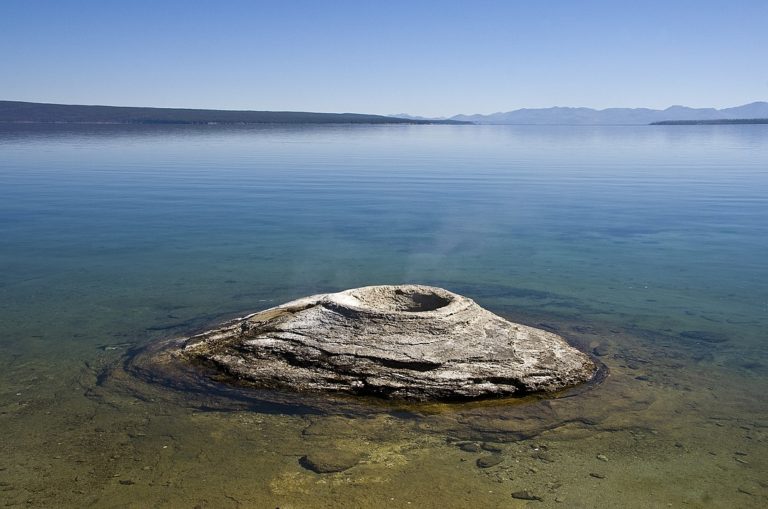 Zvuky se nejčastěji ozývají v okolí Yellowstonského jezera (na obrázku) a Šošonského jezera. Foto: Acroterion / Creative Commons / CC BY-SA 3.0