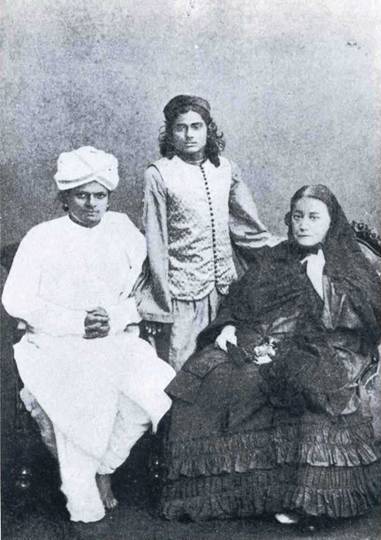 Blavatská s indickými teosofy, foto autor neznámý / Creative Commons / volné dílo