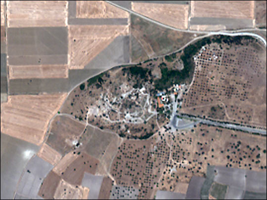 Letecký snímek Troji na pahorku Hisarlik / Earth Observatory staff / Creative Commons / Volné dílo