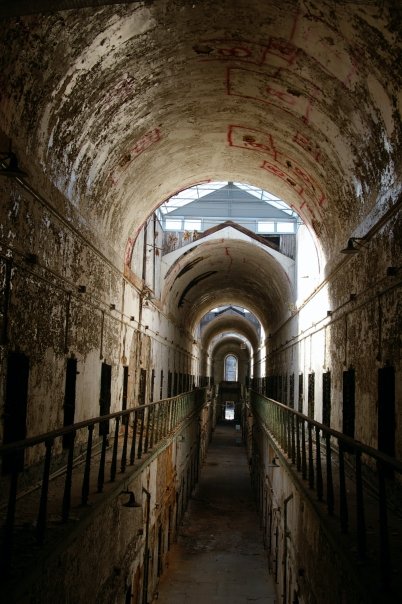 Jeden z dvoupatrových bloků opuštěné věznice, foto HRae / creative commons / CC BY-SA 3.0