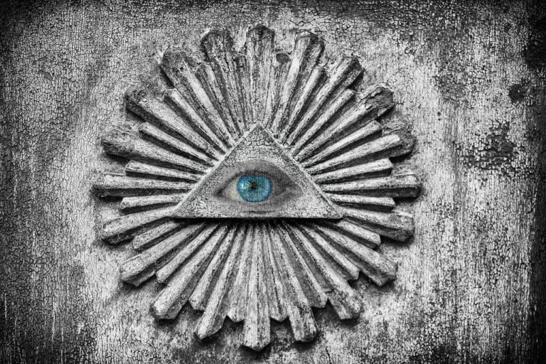 Pyramida a oko. Kde jsou k vidění, tam se odkazuje na ilumináty. Foto: Pixabay