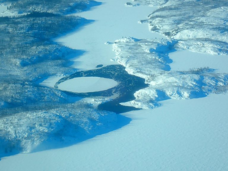 Velké ledové kruhy jsou dobře pozorovatelné zejména z ptačí perspektivy. Zdroj foto: SubArcticGuy, CC BY-SA 4.0 , via Wikimedia Commons