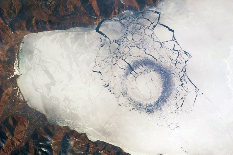 Oblast ztenčeného ledu v podobě obřího kruhu na jezeře Bajkal byla viditelná i z vesmíru. Zdroj foto: ISS Crew Earth Observations experiment and Image Science & Analysis Laboratory, Johnson Space Center, Public domain, via Wikimedia Commons