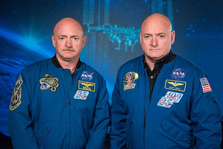 Dvojčata astronauti Mark (vlevo) a Scott Kellyovi pomohli NASA lépe porozumět vlivu pobytu ve vesmíru na lidský organismus. Foto: NASA/Robert Markowitz / Creative Commons / volné dílo