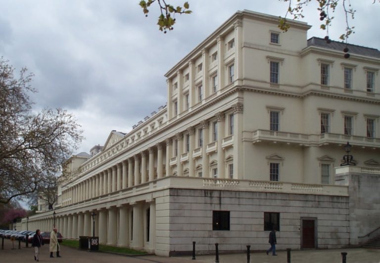Carlton House Terrace je i v současnosti prestižní londýnskou adresou. Zdroj foto: Kaihsu Tai, CC BY-SA 3.0 , via Wikimedia Commons