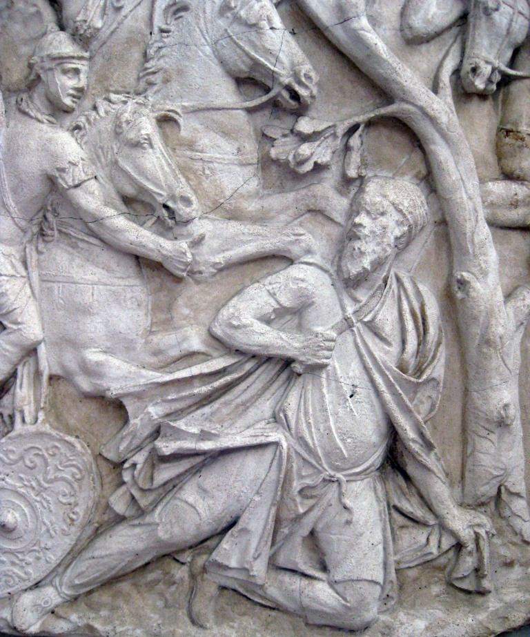 Ze starověku se nám zachovalo vyobrazení sebevraždy krále, který byl silnější než deset mužů… Zdroj foto: Decebalus suicide,  Harpeam, CC BY-SA 3.0 , via Wikimedia Commons

