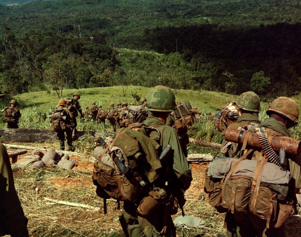 Válka ve Vietnamu. Američtí pěšáci na kótě 742 během bitvy o Dak To v listopadu 1967. Podle kontroverzní teorie je ale už o vítězi celé války v podstatě rozhodnuto předem....  Foto: Creative Commons - volné  dílo 