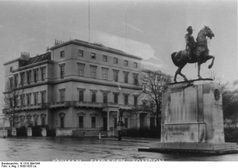 Historický snímek zachycující londýnskou budovu německého velvyslanectví. Zdroj foto: Bundesarchiv, N 1310 Bild-044 / CC-BY-SA 3.0, CC BY-SA 3.0 DE , via Wikimedia Commons