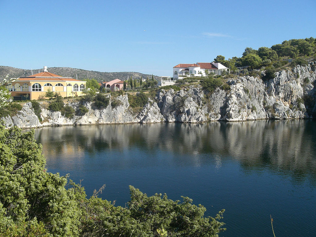 Břehy jezera, které se dokáže změnit na vodní kotel smrti,  však vůbec nejsou pusté. Zdroj foto: Ante Perkovic, CC BY 3.0 , via Wikimedia Commons