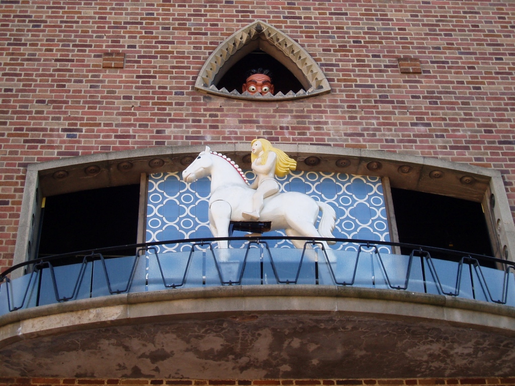 Na hodinách v Coventry je v minimalistické formě jakéhosi orloje zaznamenána nejen projížďka lady Godivy, ale i bídácký akt voyerství, kterého se dopustil měšťan, později posměšně zvaný jako „Peeping Tom“ . Zdroj foto:  Amanda Slater, CC BY-SA 2.0 , via Wikimedia Commons