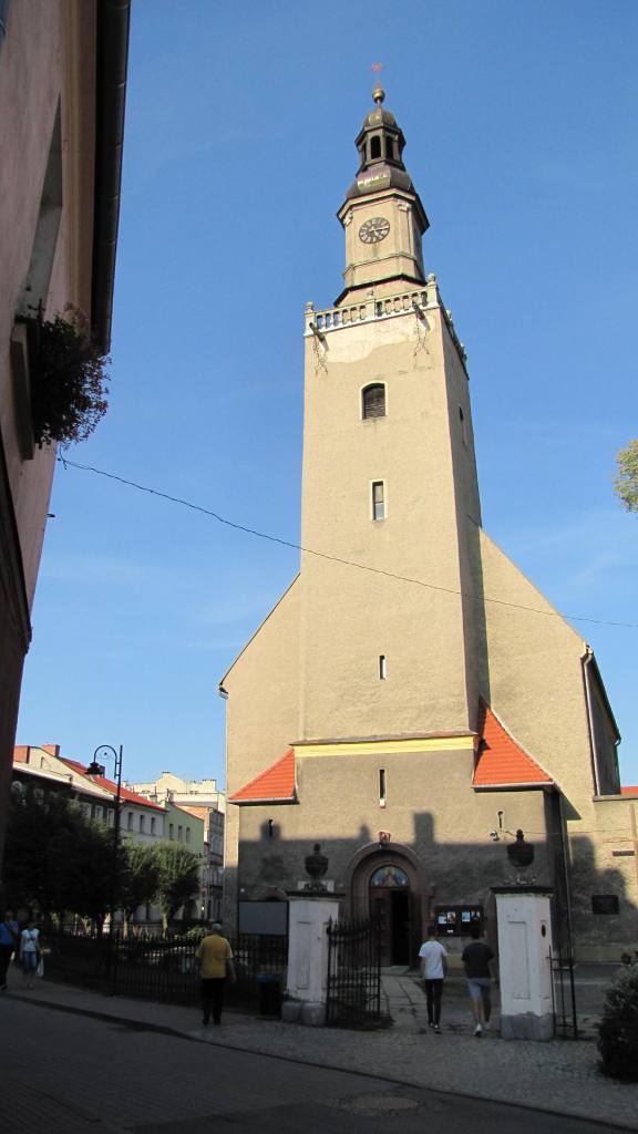 Cennou historickou památkou města Kamienna Góra je i goticko-renezanční kostel sv. Petra a Pavla. I zde je šance na objevení středověkého podzemí.