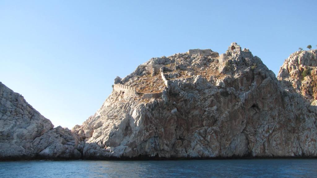Pevnost byla postavena na strmých útesech nad mořem. 