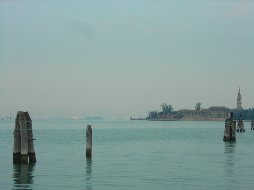 Ostrov se nachází v benátské laguně. Zdroj foto:  Angelo Meneghini, CC BY 3.0 , via Wikimedia Commons