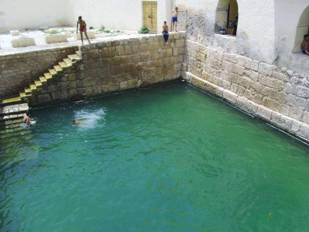 Po záhadném zakalení vody v pouštním jezeře se zájem veřejnosti orientoval i na prastaré římské bazény přímo ve městě Gafsa. Zdroj fotot:  Chris Barr, CC BY-SA 2.0 , via Wikimedia Commons

