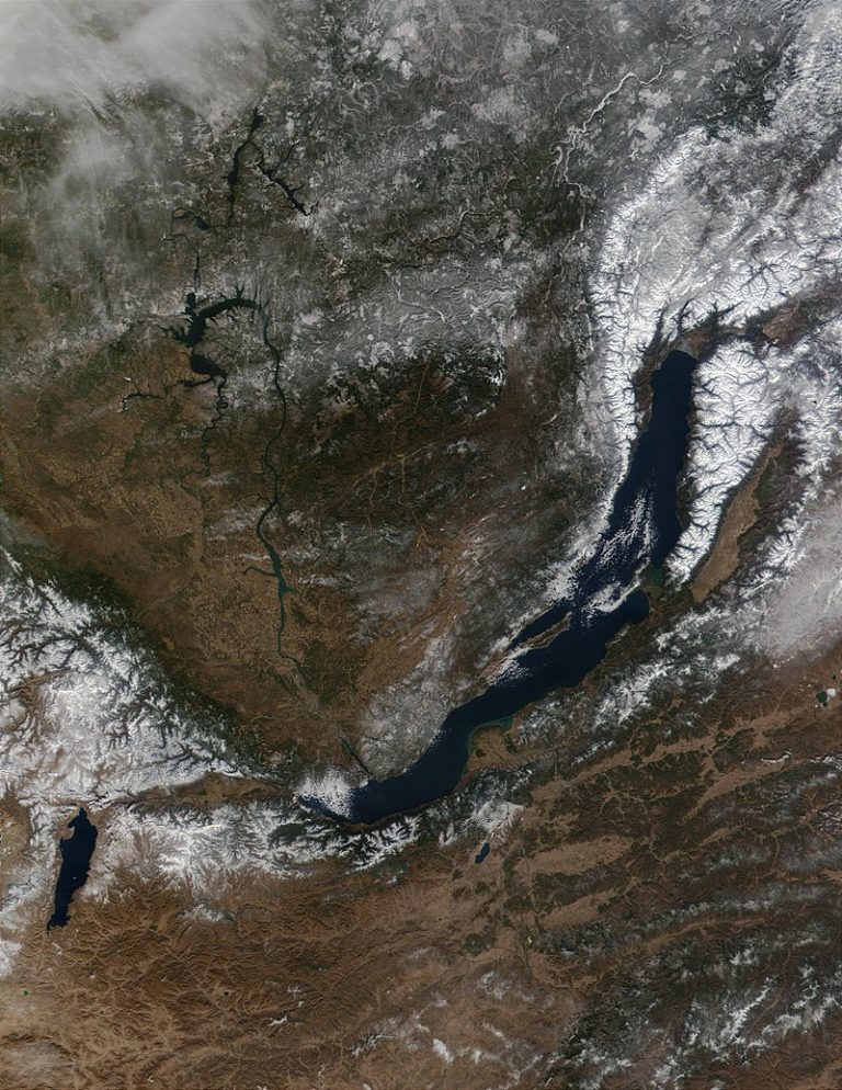 Satelitní snímek jezera Bajkal. FOTO: Jacques Descloitres, MODIS Land Rapid Response Team, NASA/GSFC / Creative Commons /