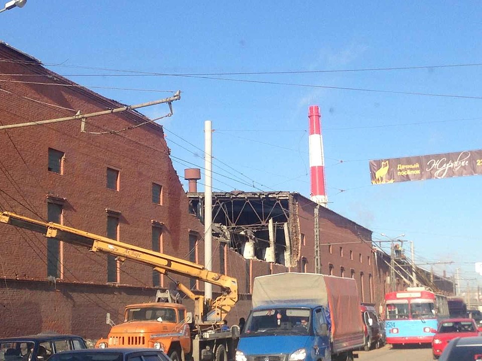 Tlaková vlna z výbuchu Čeljabinského meteoritu vysklila okna a dokonce zbořila střechu této továrny. Foto: Pospel A / Creative Commons / CC BY-SA 3.0