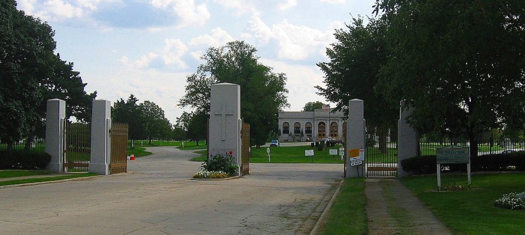 Brána hřbitova v městečku Justice, kde se Mary vždy nechá vysadit. FOTO: MrHarman at the English-language Wikipedia, CC BY-SA 3.0, via Wikimedia Commons