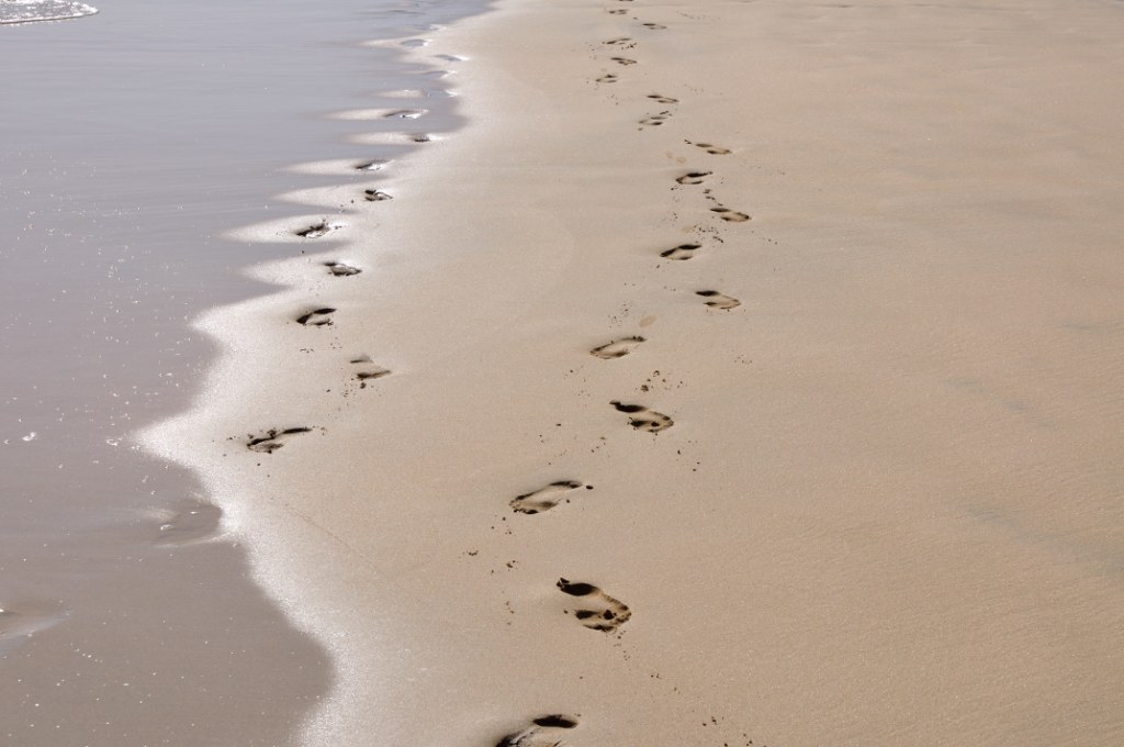 Stopy v písku. Patří snad Šedému muži? Zdroj foto:  Hansueli Krapf , CC BY-SA 3.0 , via Wikimedia Commons