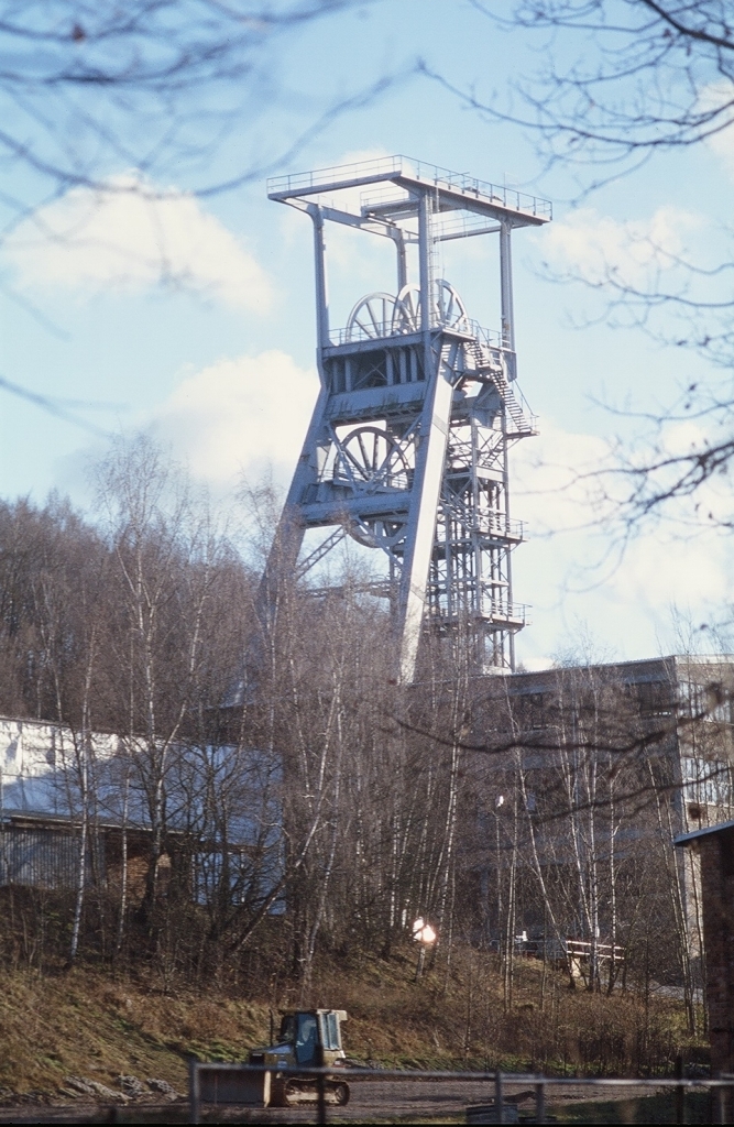 Těžní věž nad šachtou uranového dolu. Zdroj foto:   Geomartin, CC BY-SA 3.0 , via Wikimedia Commons