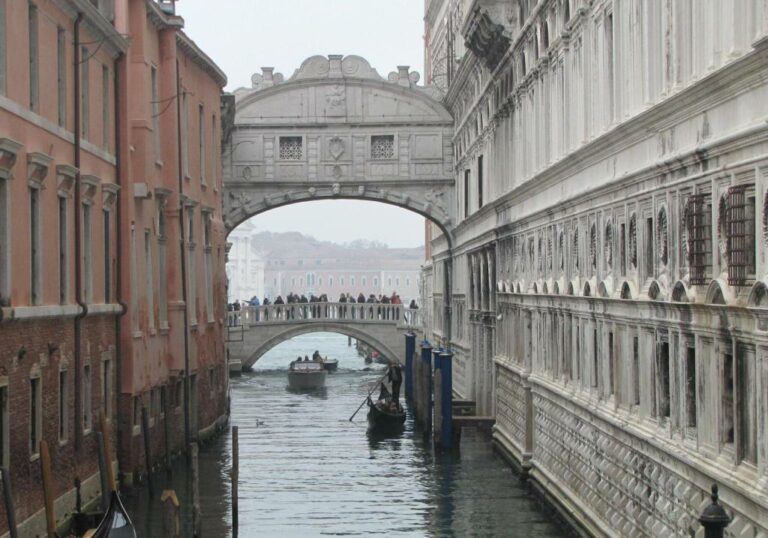 Most vzdechů je krytou spojovací cestou nad hladinou benátského kanálu Rio di Palazzo. Foto autor