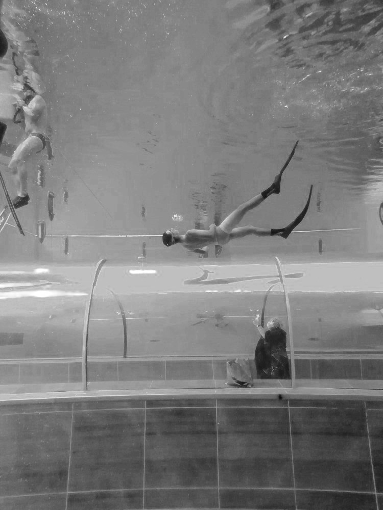 Schopnosti freediverů – nádechových potápěčů jsou možná jen znovuobjevením našich schopností, které jsme měli ve vývojovém stádiu „nahé opice“. Snímek: centrum Y-40, Montegrotto Therme,  Itálie, foto: autor
 
