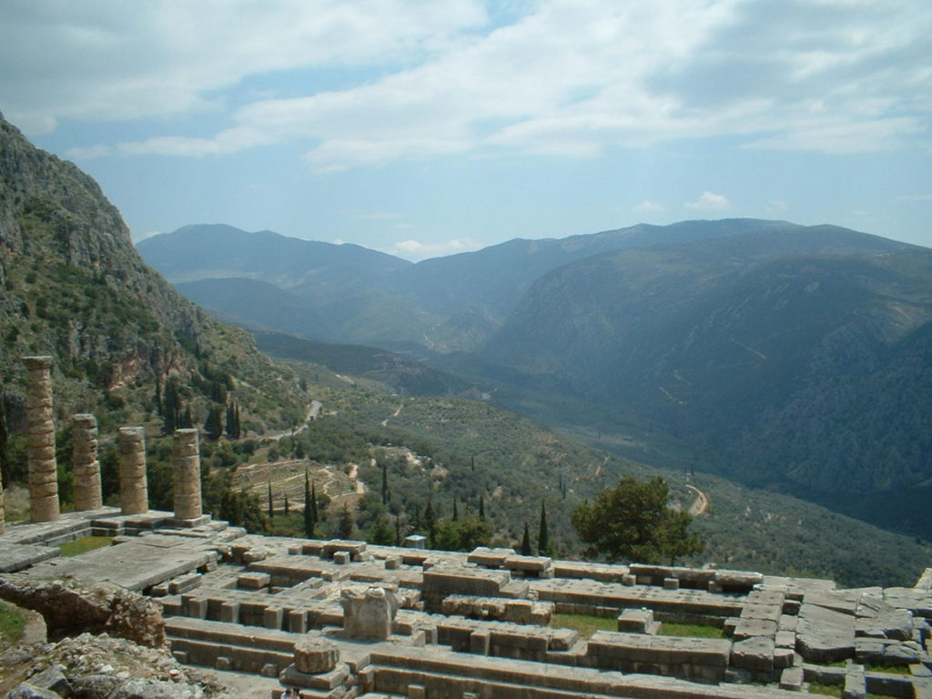 Zbytky Apollónova chrámu v Delfách, kde ležela věštírna. FOTO: Klone123, Public domain, via Wikimedia Commons