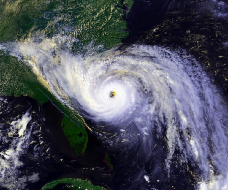 Satelitní snímek hurikánu Hugo, který v roce 1989 udeřil na Jižní Karolínu. Zdroj foto: NOAA / Satellite and Information Service, Public domain, via Wikimedia Commons