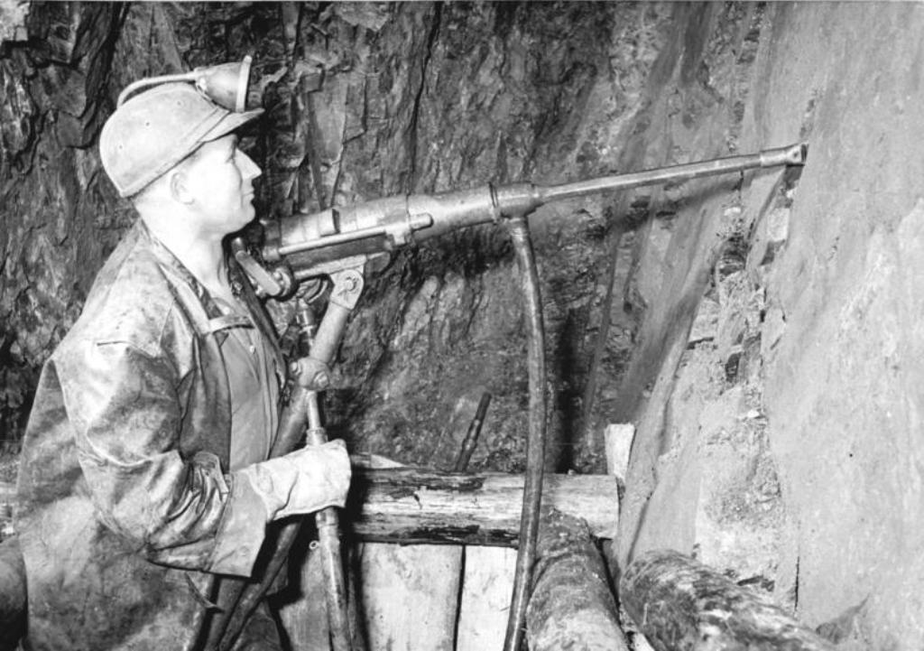 Německý horník při dobývání uranové rudy. Zdroj foto:  Bundesarchiv, Bild 183-50115-0001 / CC-BY-SA 3.0, CC BY-SA 3.0 DE , via Wikimedia Commons

 
