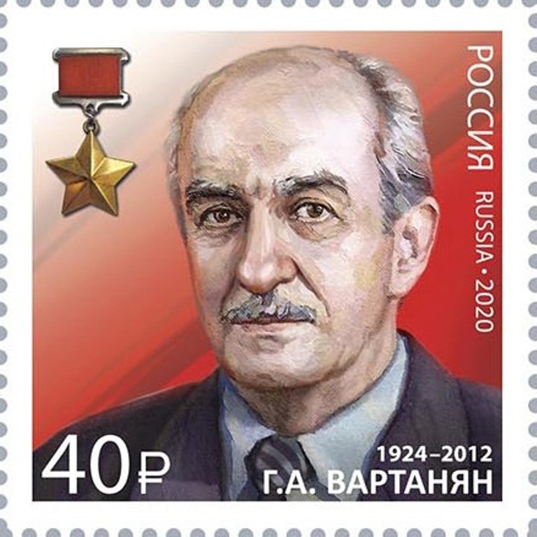 Poštovní známka s podobiznou Gevorka Vartaniana, držitele titulu Hrdina Sovětského svazu. Zdroj obrázku: M. Podobed (post of Russia), Public domain, via Wikimedia Commons

