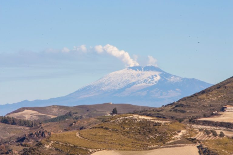 Mohla za požáry v Canneto di Caronia sopka Etna? Zdroj foto: Davide Mauro, CC BY-SA 4.0 , via Wikimedia Commons
