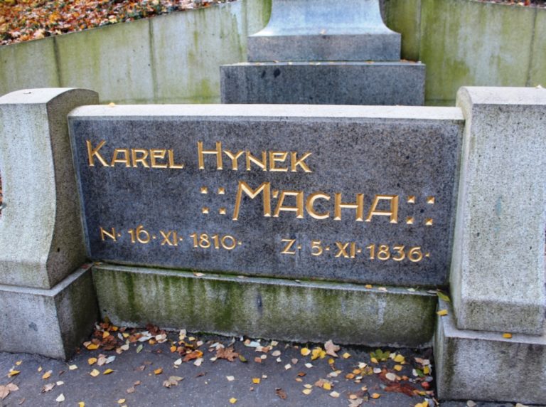Nápis na Máchově pomníku v Petřínských sadech v Praze. Zdroj foto: Chabe01, CC BY-SA 4.0 , via Wikimedia Commons