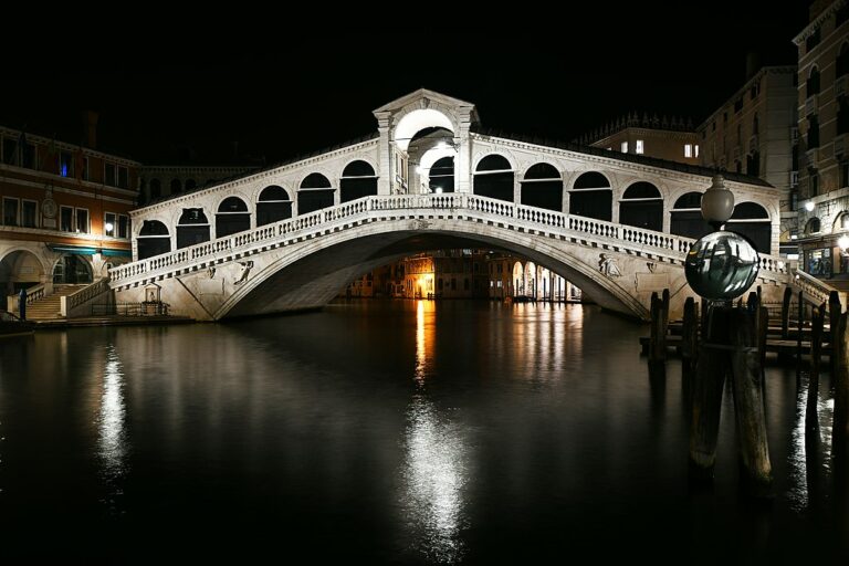 Noční snímek mostu. Zdroj foto: Livioandronico2013, CC BY-SA 4.0 <https://creativecommons.org/licenses/by-sa/4.0>, via Wikimedia Commons