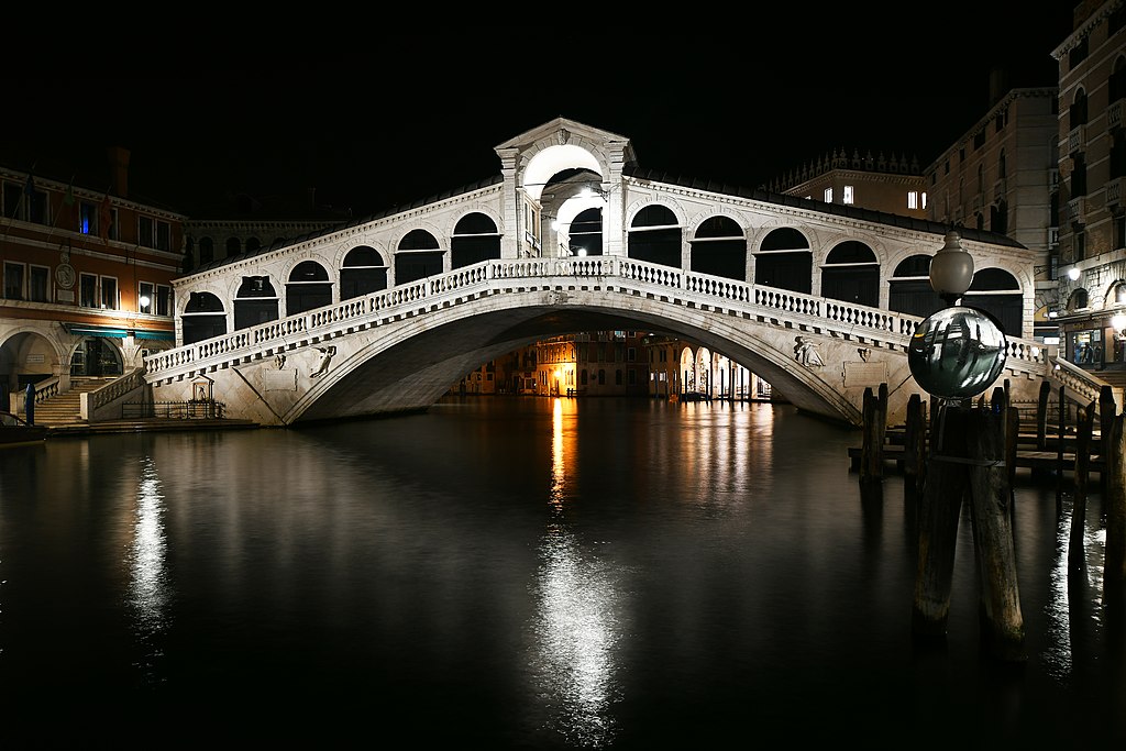 Noční snímek mostu. Zdroj foto:  Livioandronico2013, CC BY-SA 4.0 , via Wikimedia Commons


