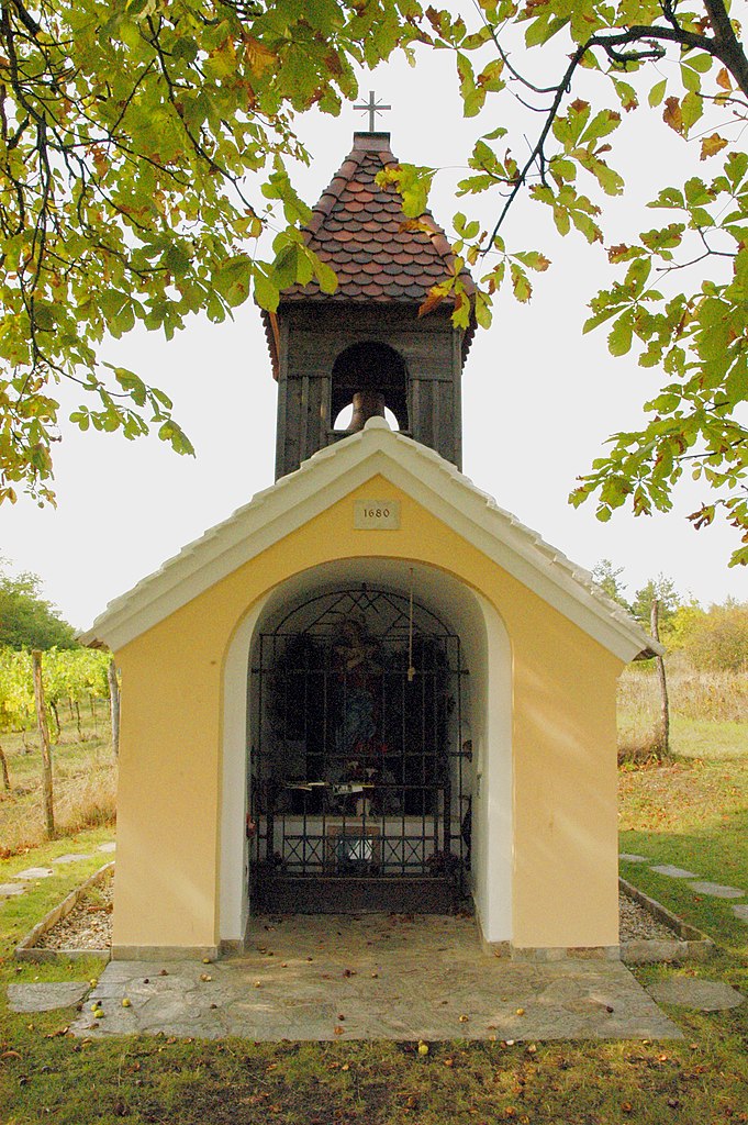 V blízkosti posvátných kamenů byla postavena mariánská kaplička. Zdroj foto: Manfred Kuzel, CC BY-SA 3.0 AT , via Wikimedia Commons