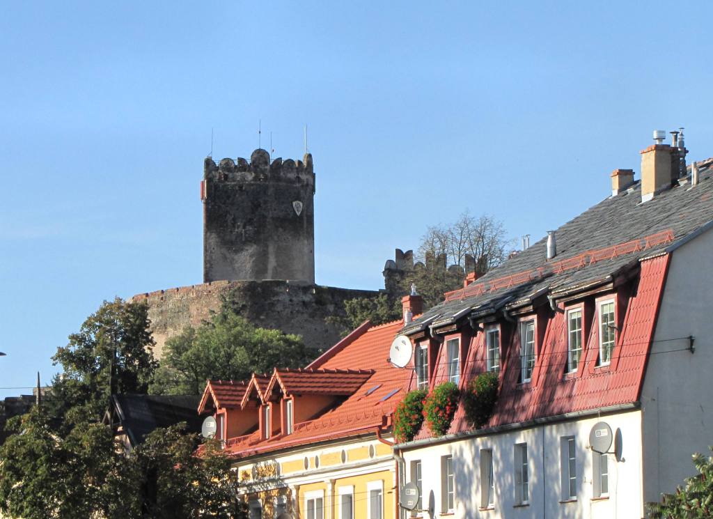 Hrad Bolków se tyčí přímo nad městem.  
