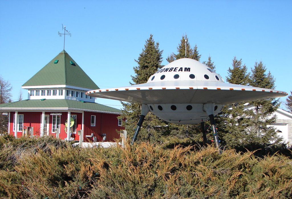 Kanada setkání s UFO detailně monitoruje až od roku 1947. Fenomén UFO je zde populární, což dokazuje i tento artefakt u jedné silnice v kanadském vnitrozemí. Zdroj foto:    P199, CC BY-SA 3.0 , via Wikimedia Commons
 
