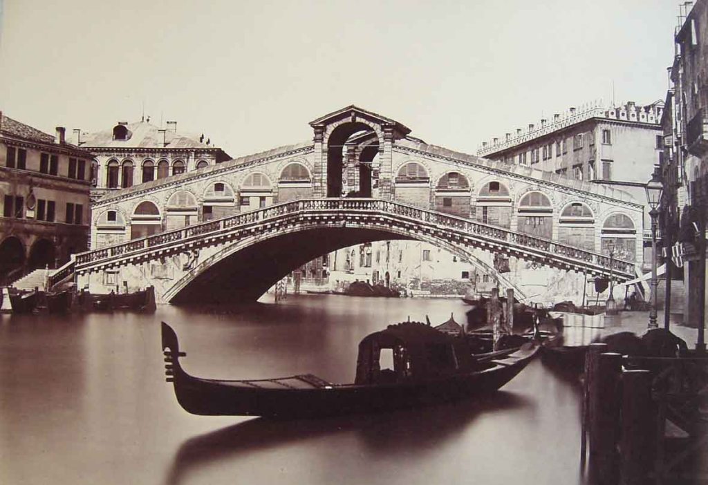Historický snímek mostu Rialto. Zdroj foto:  Carlo NAYA (1816-1882) Venezia. Ponte di Rialto, public domain, via Wikimedia Commons