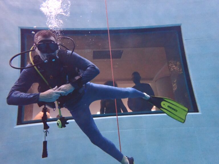 I potěšení, které člověk cítí při pobytu pod vodou, je vysvětlováno pomocí „aquatic ape hypothesis“. Snímek: centrum Y-40, Montegrotto Terme, Itálie, foto: autor