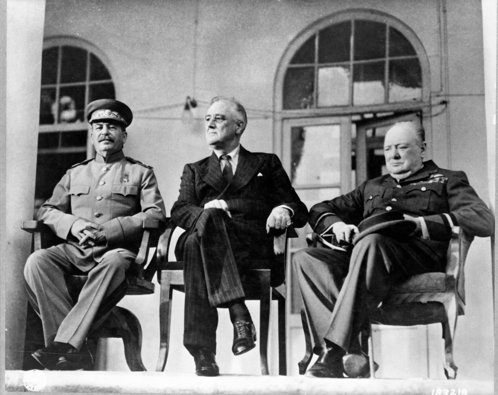 „Velká trojka“ při jednání v Teheránu (zleva: Stalin, Roosevelt, Churchill). Zdroj foto: U.S. Signal Corps photo., Public domain, via Wikimedia Commons

 
