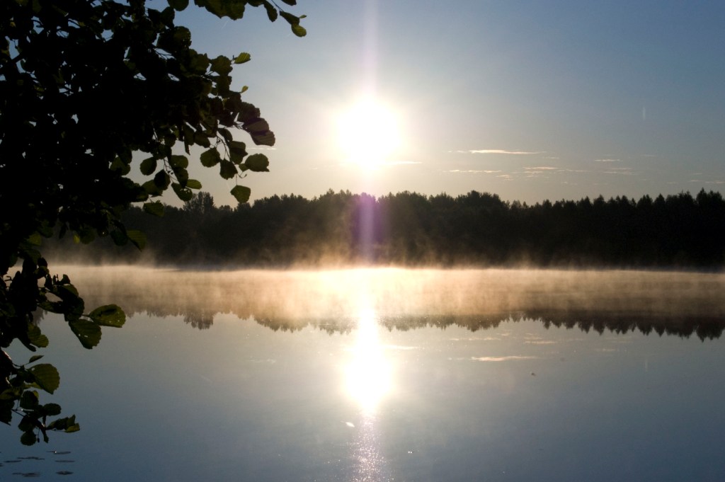 Pohled na jezero Světlojar. Zdroj foto:  The original uploader was Goren at Esperanto Wikipedia., CC BY-SA 4.0 , via Wikimedia Commons

