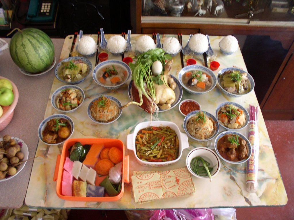 Tchajwanci nabízejí hladovým duchům jídlo, foto Sampuna / Creative Commons / Volné dílo