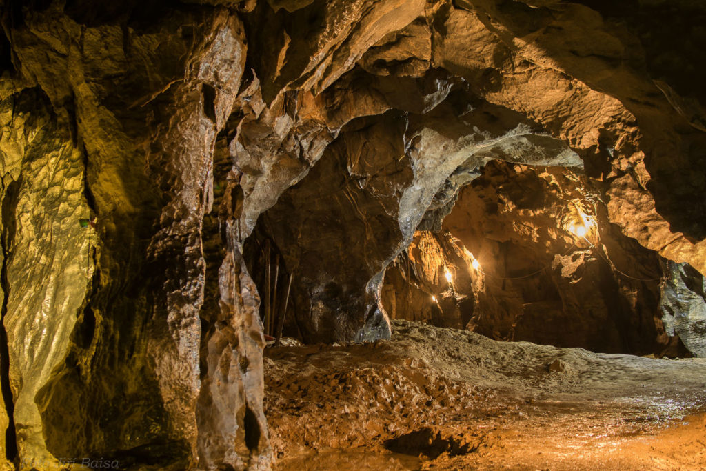 V jeskyni je ukryto velké množství zbraní, nádob a ozdob, ale také lidských ostatků... Foto: Jiří Baisa / CC BY-SA 4.0