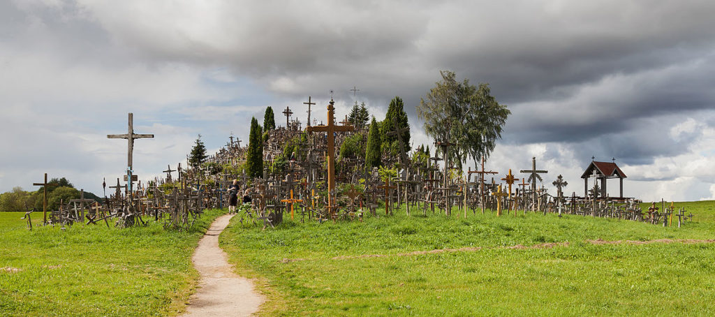 Na místě dnes stojí přes sto tisíc křížů. FOTO: Diego Delso, CC BY-SA 3.0, via Wikimedia Commons