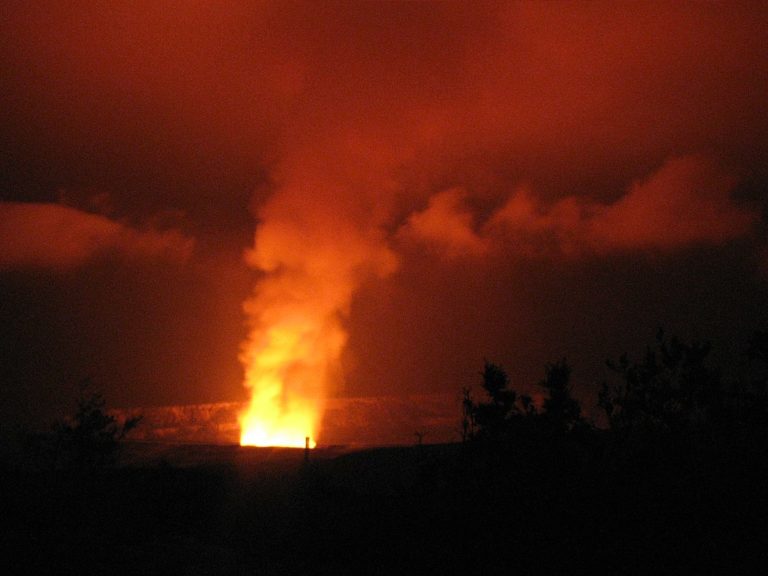 Podle legendy Pele sídlí v kráteru sopky Kilauea. FOTO: Bonnie Shappell, CC BY-SA 2.0, via Wikimedia Commons