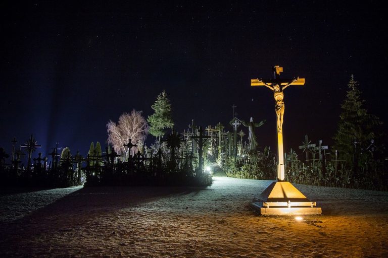 Zejména v noci má Hora křížů své nezaměnitelné kouzlo. FOTO: Mindaugas Macaitis, CC BY-SA 4.0, via Wikimedia Commons